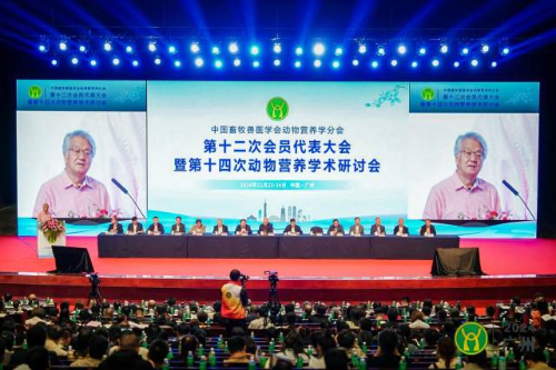 中國畜牧獸醫學會喬玉鋒副理事長在開幕式上致辭 受訪者供圖 中國畜牧獸醫學會喬玉鋒副理事長在開幕式上致辭 受訪者供圖