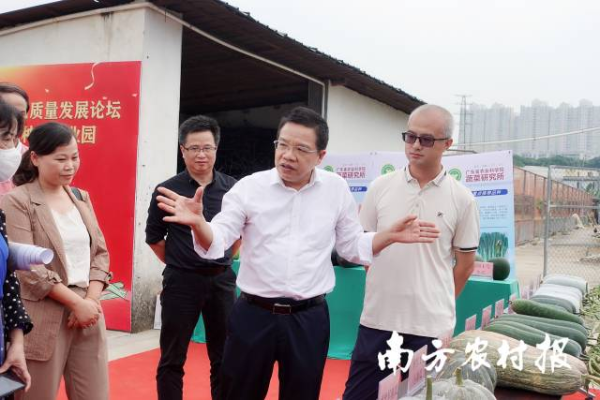 必威betways
副院長張名位（右二）到現場指導工作