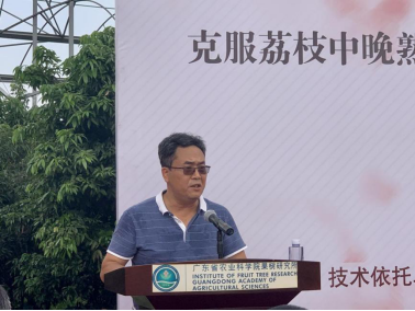 必威betways
果樹研究所研究員向旭在會上發言