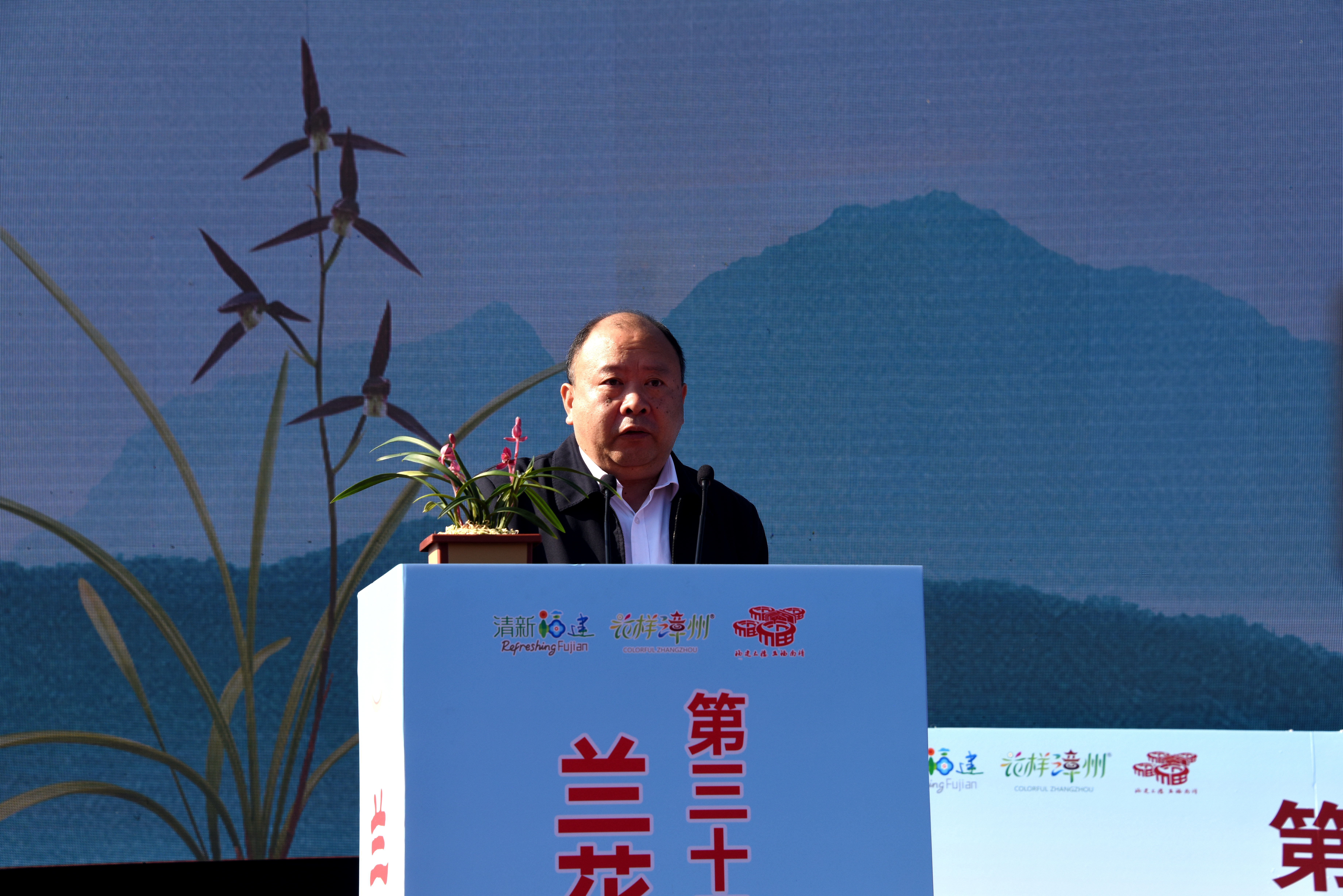 圖2：蘭花分會第五屆理事會副會長兼秘書長朱根發宣布獲獎名單.JPG