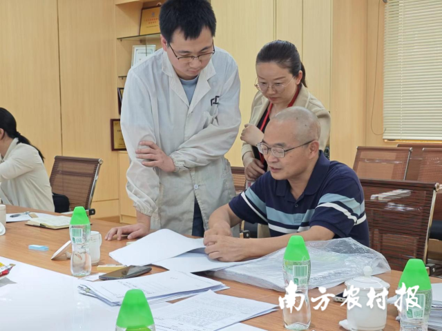 檢查組就遇到的問題針對性指導實驗人員