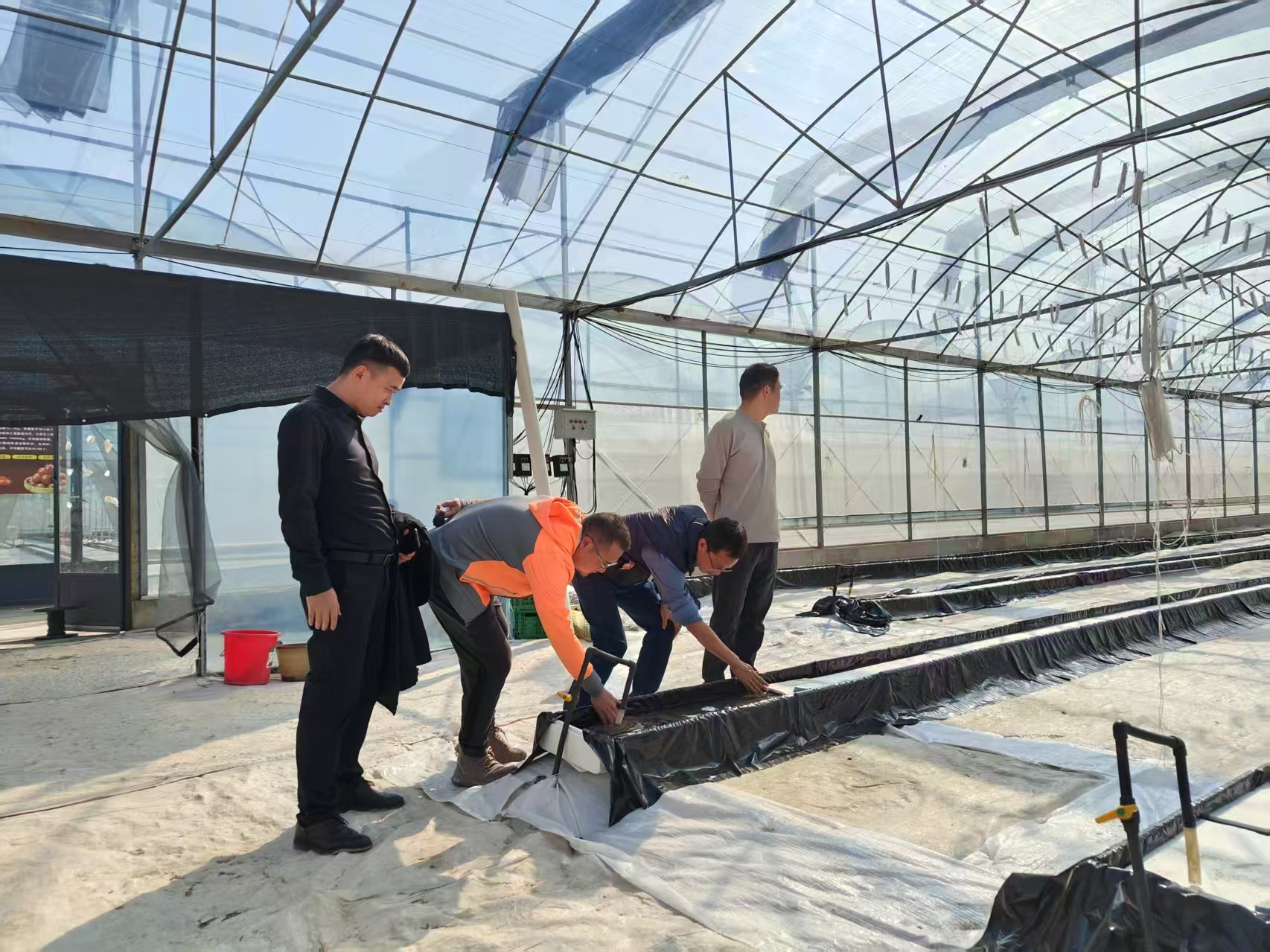 特派員團隊在黔南州龍裏縣種植基地指導.jpg